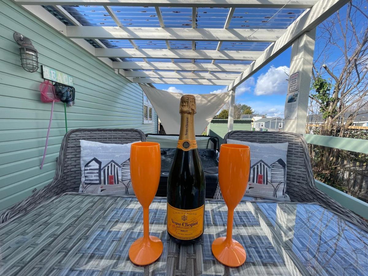 Den Of Joy Humberston Fitties Sleeps 6,Hot Tub,Log Burner Villa Cleethorpes Eksteriør billede
